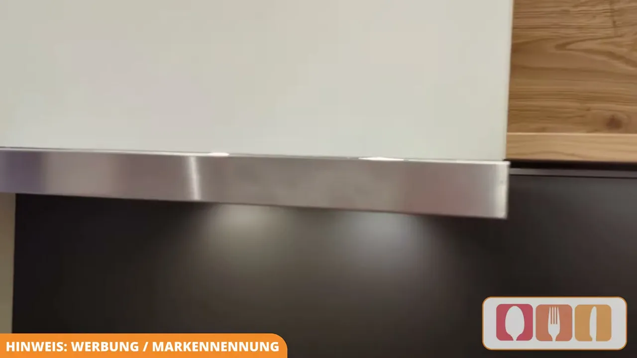 Ich finde es klasse, dass die Dunstabzugshaube fast komplett im Schrank verschwindet und die Küche so schön aufgeräumt wirkt.