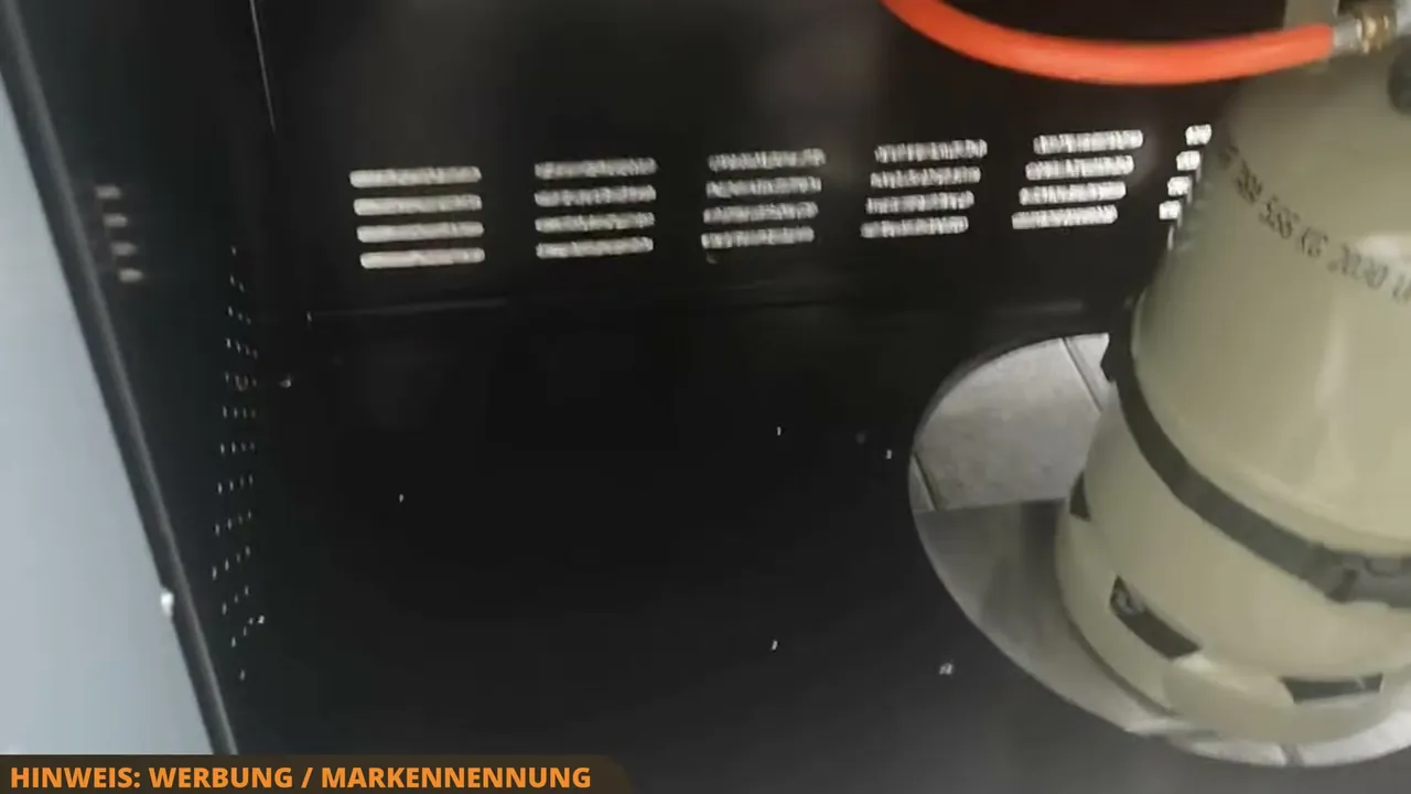 Ich finde es extrem praktisch, dass im geräumigen Unterschrank sogar eine 11-kg-Gasflasche sicher verstaut werden kann.