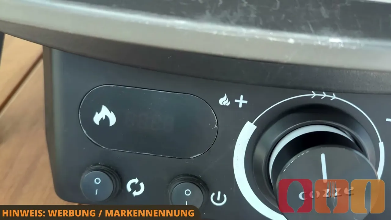 Über die frontseitige Steuereinheit lassen sich die 2200 Watt Heizleistung regulieren und die Steinrotation zuschalten.