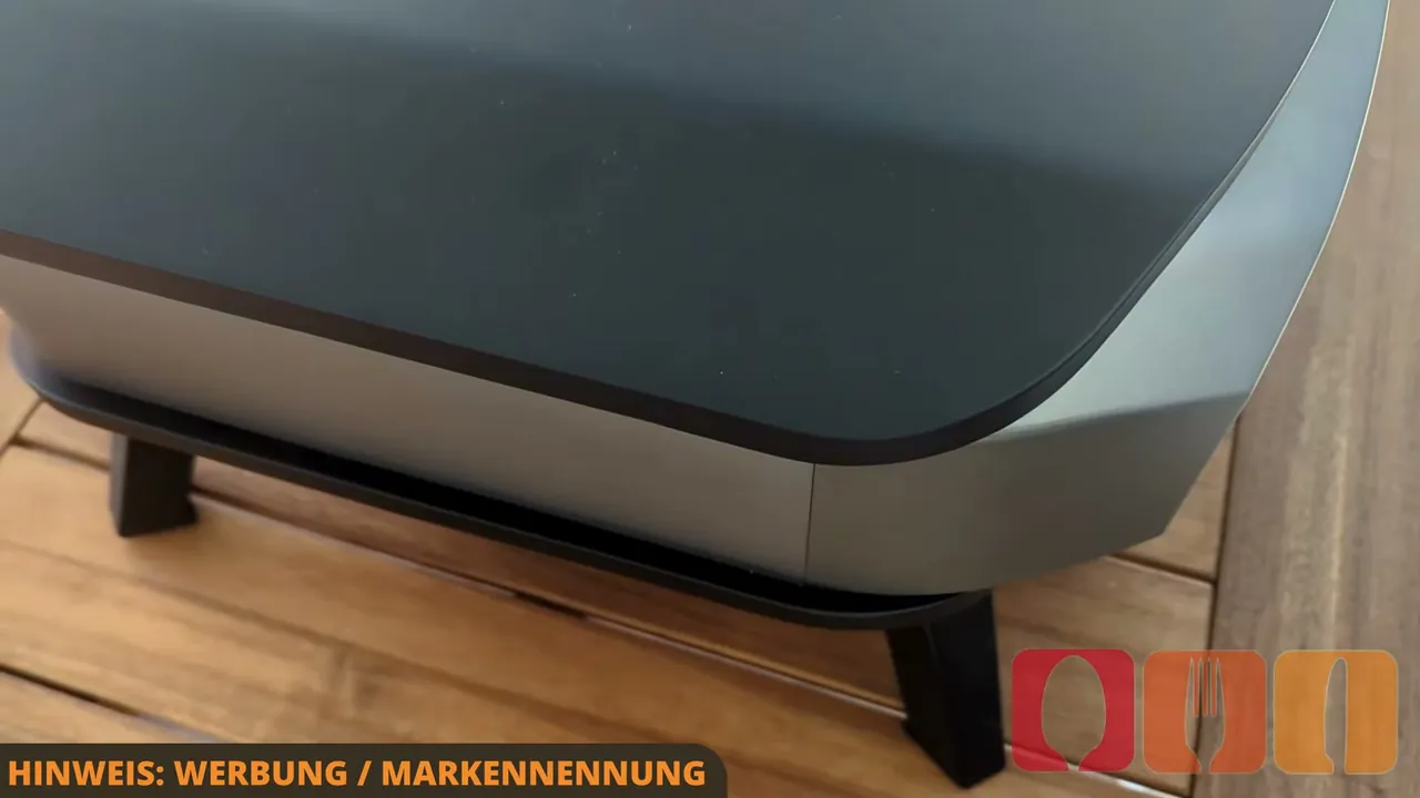 Das kompakt geformte, wärmeisolierte Gehäuse steht auf soliden Füßen für einen sicheren Stand beim Backen.
