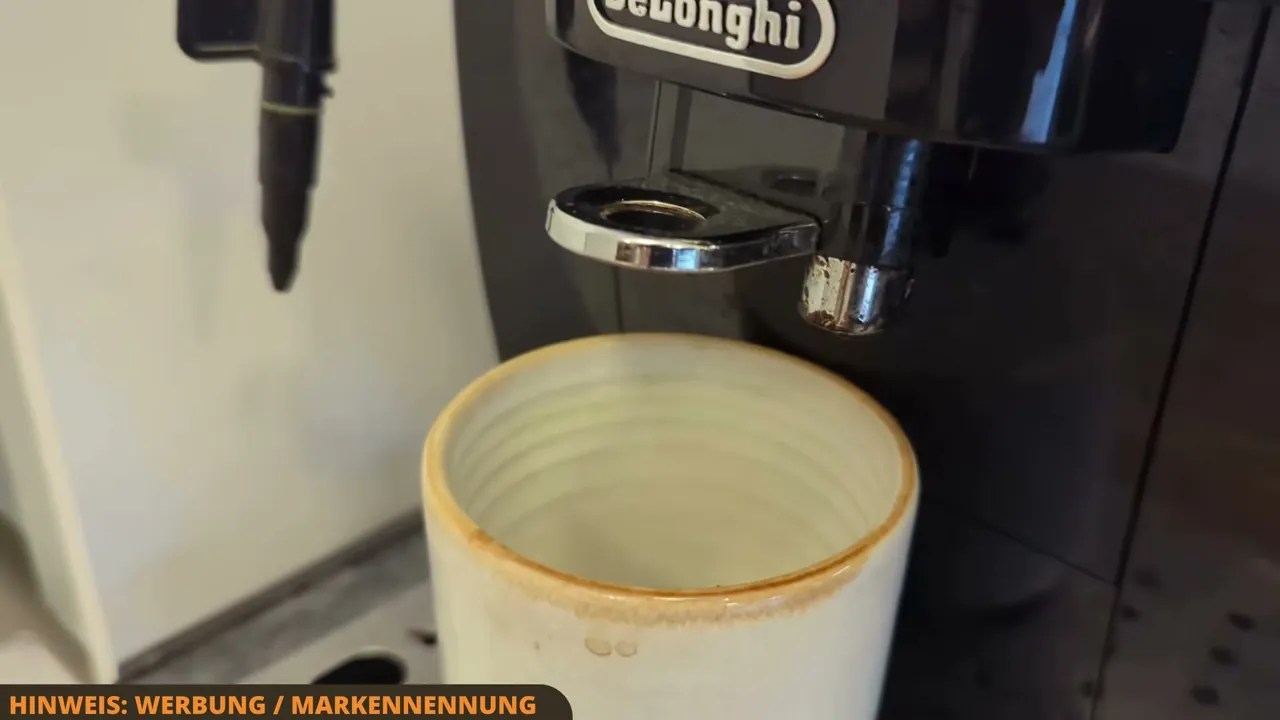 Der stufenlos höhenverstellbare Kaffeeauslauf verhindert aus meiner Sicht lästige Spritzer bei unterschiedlich hohen Tassen.