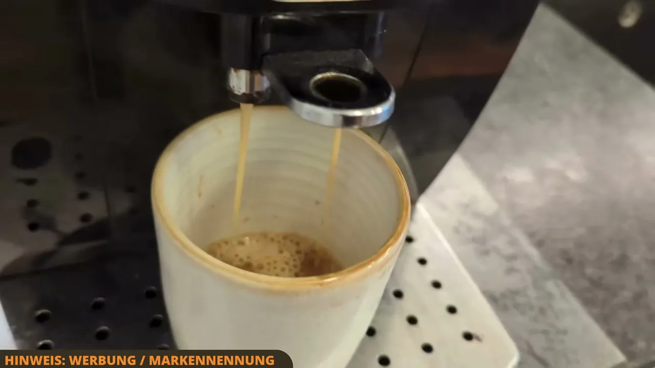 Ich finde das Entleeren der Abtropfschale und des Kaffeesatzbehälters erfreulich simpel gelöst.