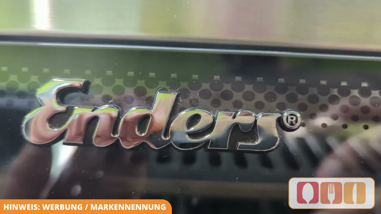Das praktische Sichtfenster in der Haube erlaubt den Blick auf das Grillgut, ohne dass Hitze entweicht.
