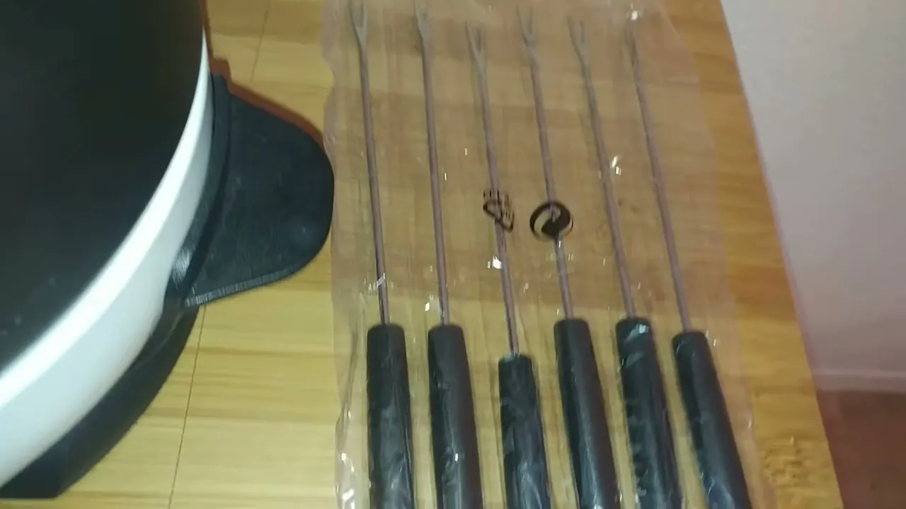 Aus meiner Sicht sind die farblichen Markierungen an den sechs Gabeln extrem praktisch, damit jeder seine wiederfindet.