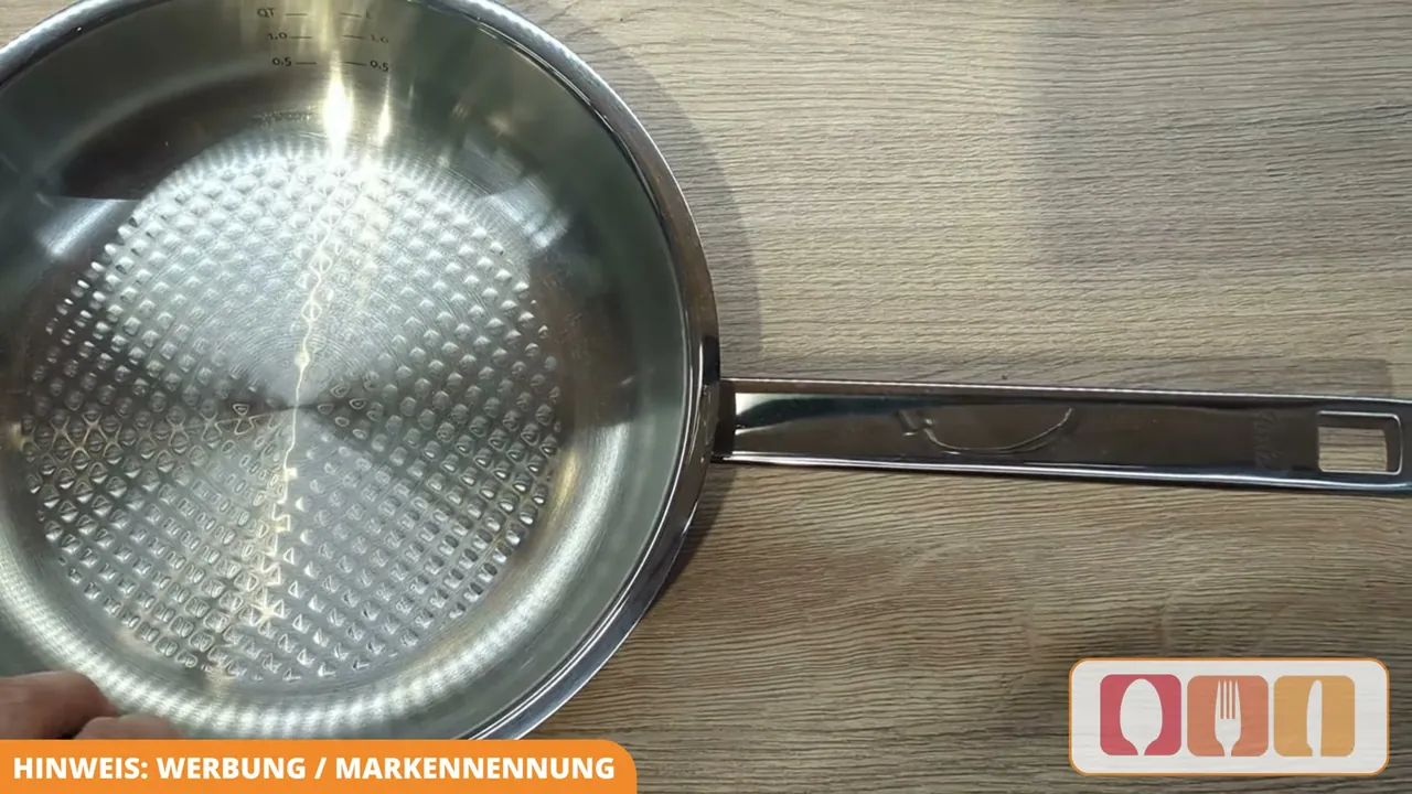 Die unbeschichtete Novogrill-Bratfläche aus Edelstahl sorgt beim scharfen Anbraten für einen ausgeprägten Grilleffekt.