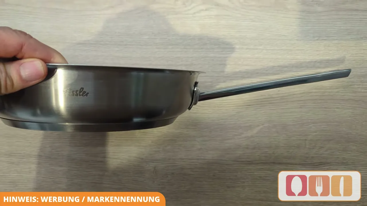 Der extra breite Schüttrand der Stielpfanne erleichtert das zielsichere Ausgießen von Flüssigkeiten ohne Kleckern.