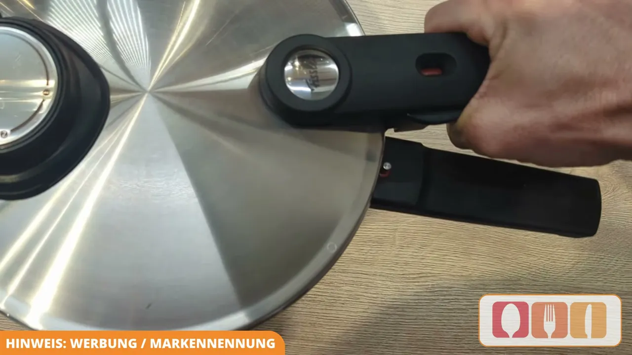 Der Deckel wird passgenau über die Griffe auf den Schnellkochtopf aufgesetzt und verschlossen.