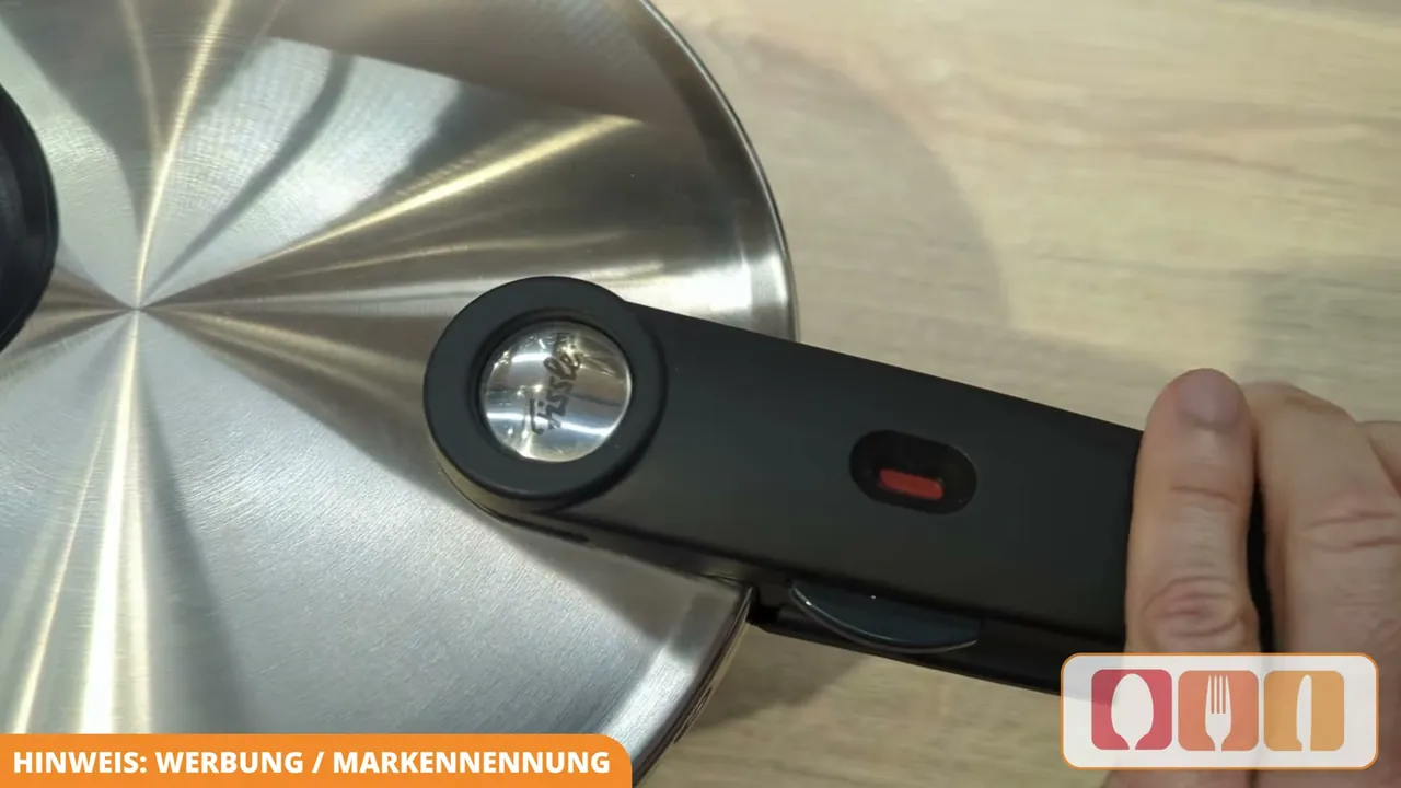 Die integrierte Anzeige am Deckelgriff unterstützt die Kontrolle beim Schließen und Kochen.