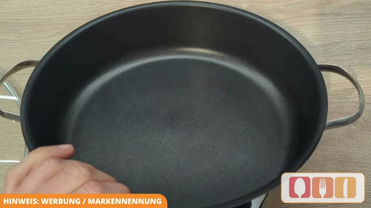Mit einem 9 cm hohen Rand und 5 Litern Fassungsvermögen bietet die Servierpfanne viel Platz zum Schmoren und Braten.