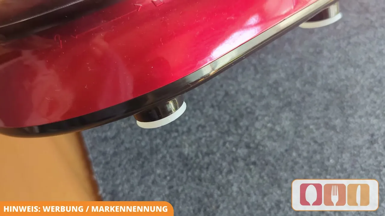 In meinem Test sorgen die praktischen Saugfüße selbst bei voller Leistung für einen sicheren Stand auf der Arbeitsplatte.