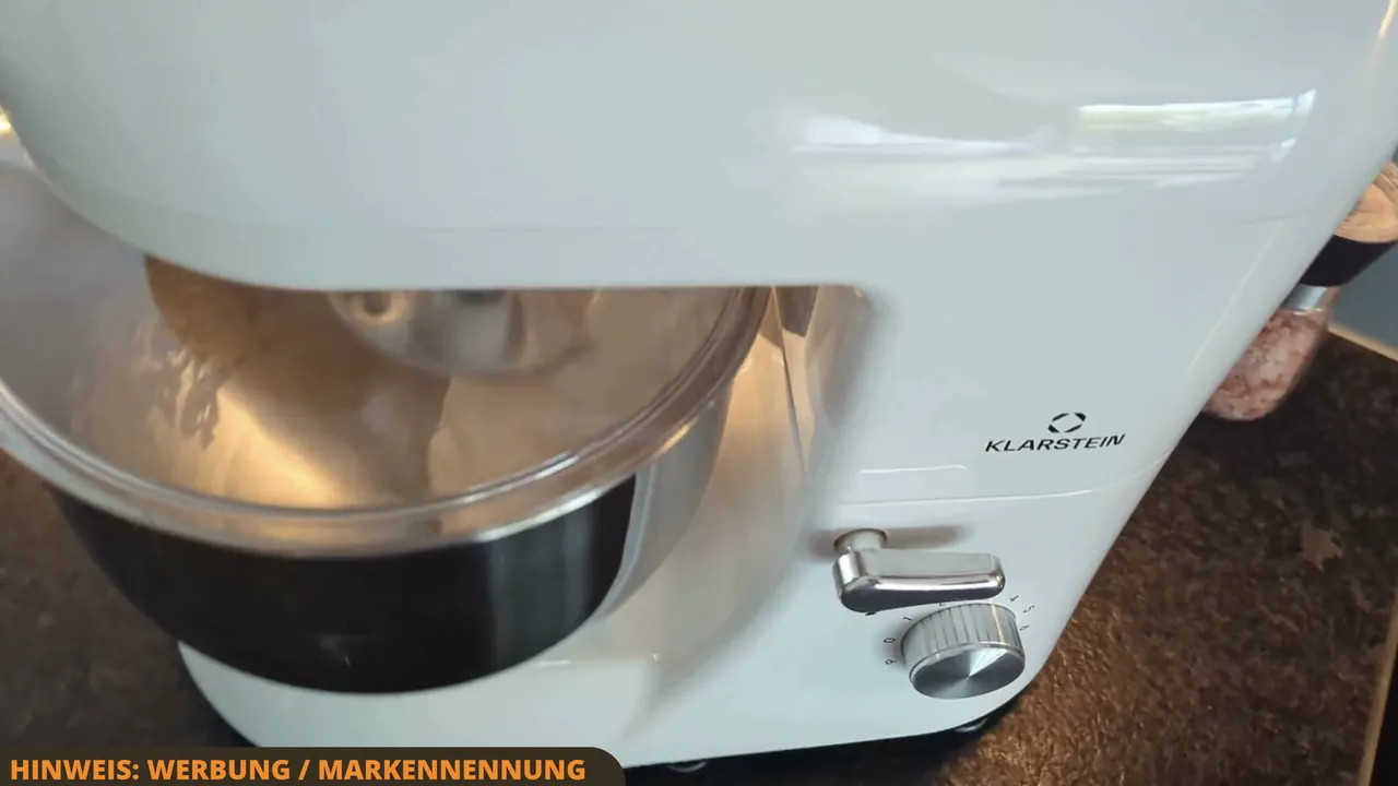 Meiner Meinung nach hat die Maschine ordentlich Power, um selbst klebrigen Hefeteig perfekt durchzukneten.