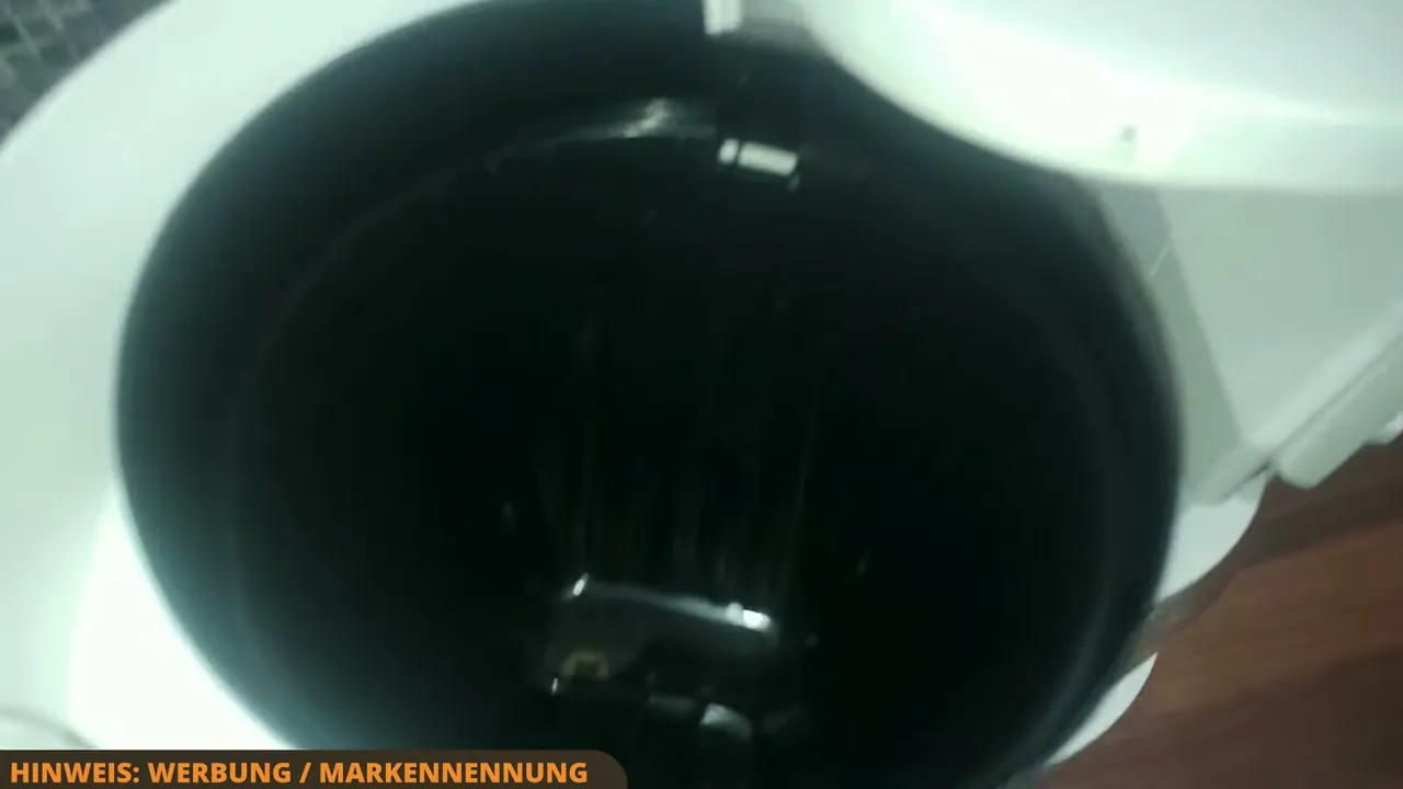 Ich finde den schwenkbaren Filter extrem praktisch, da er leicht zugänglich ist und sich sauber mit Kaffeepulver befüllen lässt.