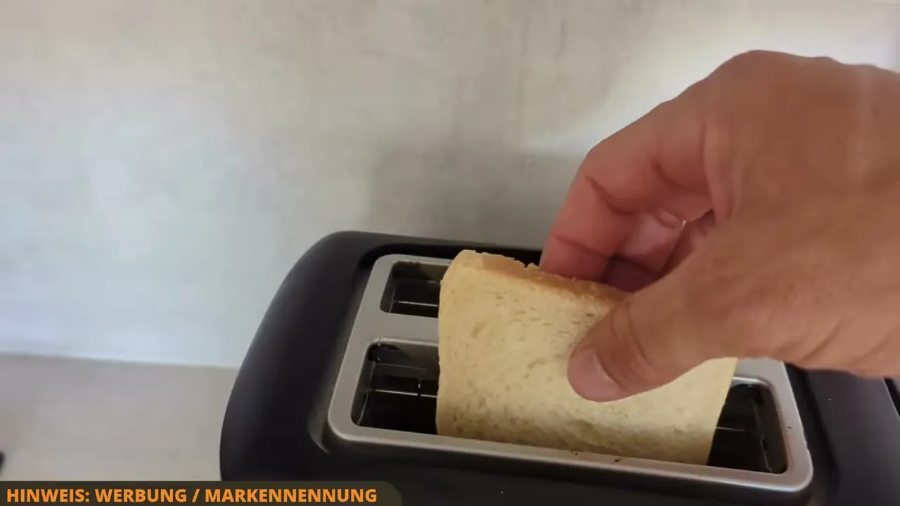 In meinem Test lässt sich das Toastbrot kinderleicht und passgenau in die Schlitze einsetzen.