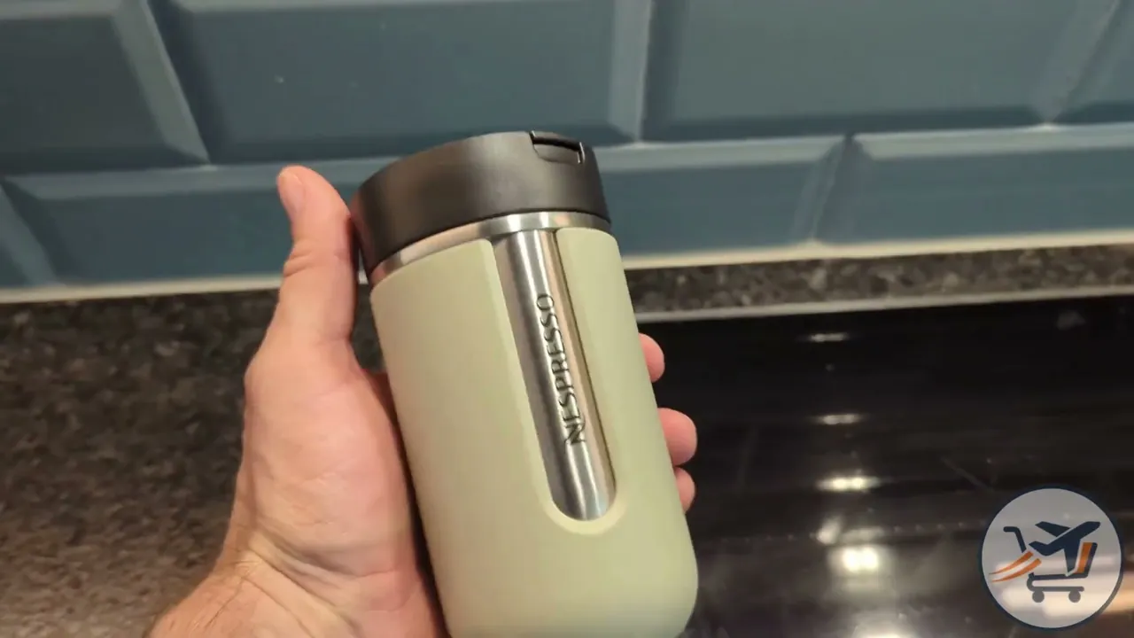 Meiner Meinung nach liegt der Nespresso Travel Mug mit seinen 400 ml Volumen perfekt in der Hand und passt ideal in jede Tasche.