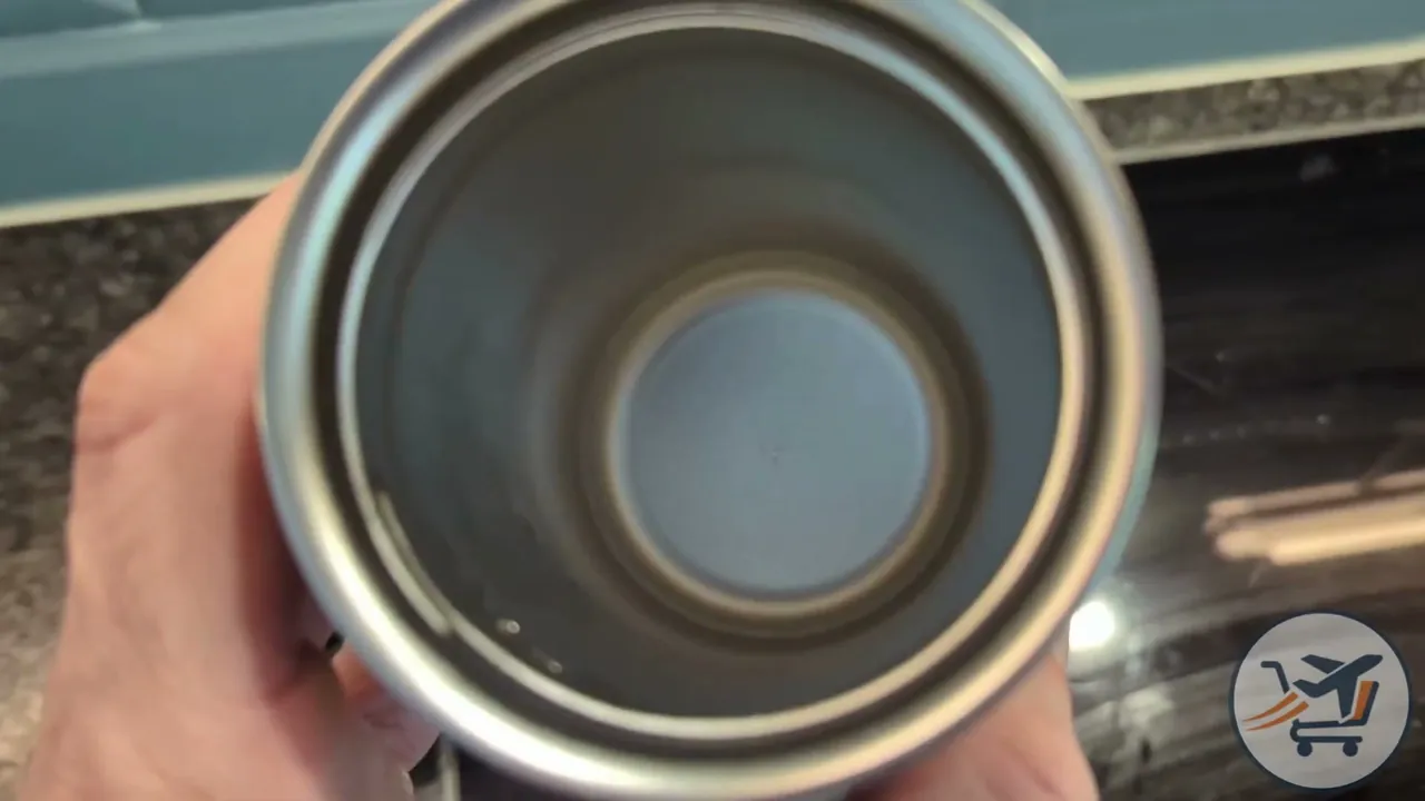 In meinem Test hält der doppelwandige Edelstahl heißen Kaffee stundenlang warm und lässt sich zudem super einfach reinigen.