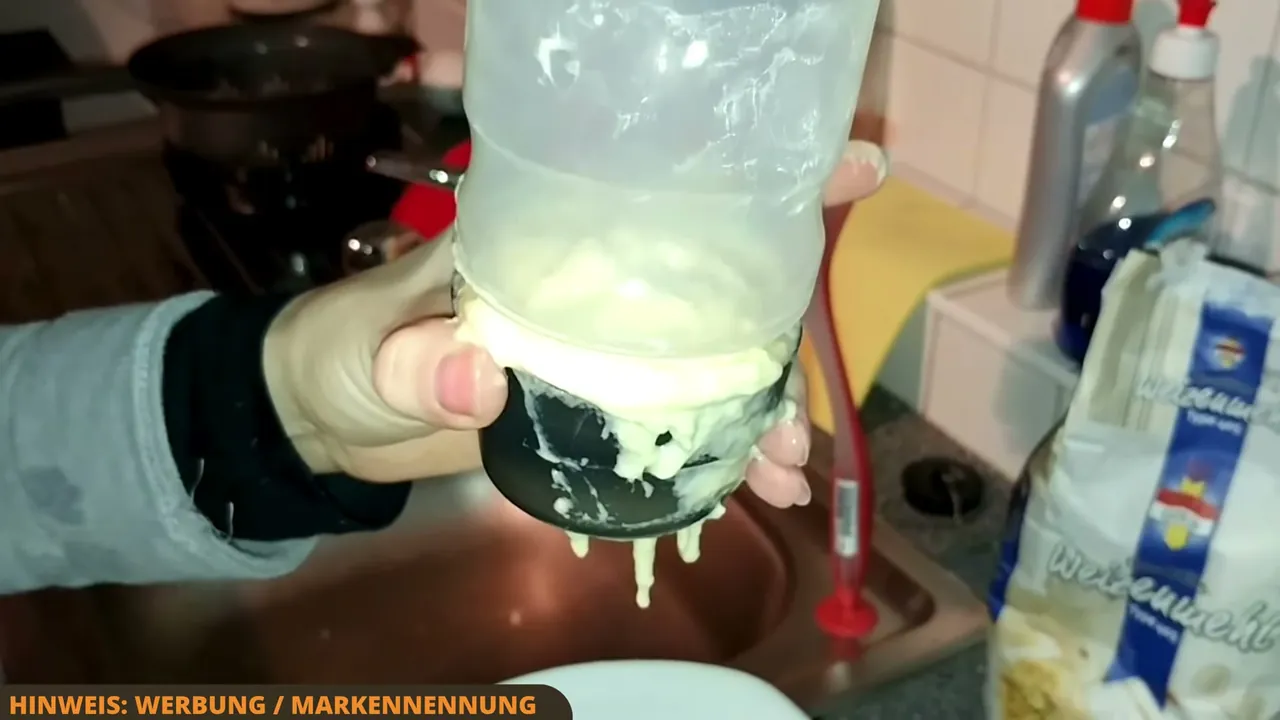 Meiner Erfahrung nach bleibt außen zwar etwas Teig kleben, der weichmacherfreie Shaker lässt sich danach aber spielend leicht reinigen.