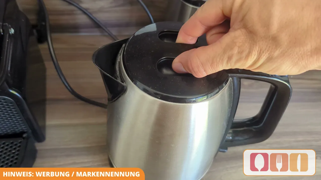 Besonders praktisch finde ich den komplett abnehmbaren Deckel, der das Befüllen mit Wasser super einfach macht.
