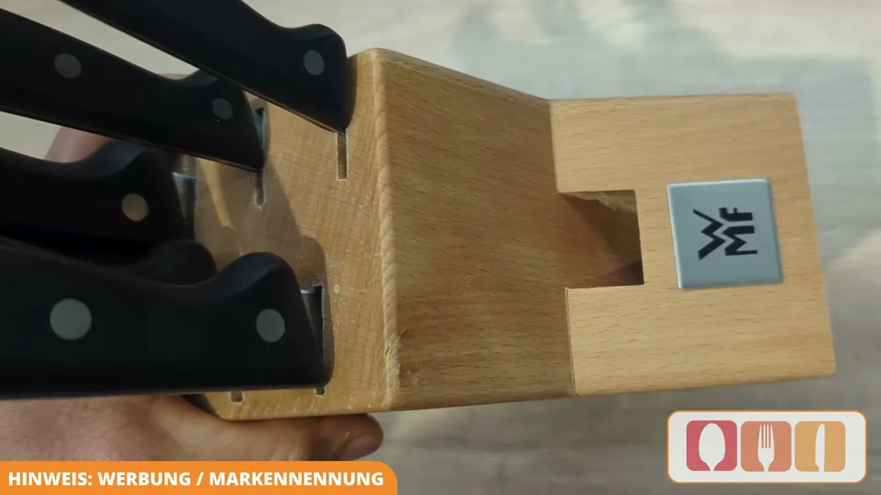 Der kompakte Messerblock aus Birkenholz bewahrt die fünf enthaltenen Küchenmesser sicher und griffbereit auf.