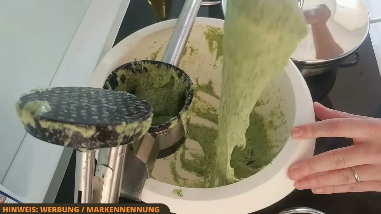 Meiner Meinung nach gelingt das Durchdrücken optimal, wenn der Teig etwas dünnflüssiger zubereitet wird.