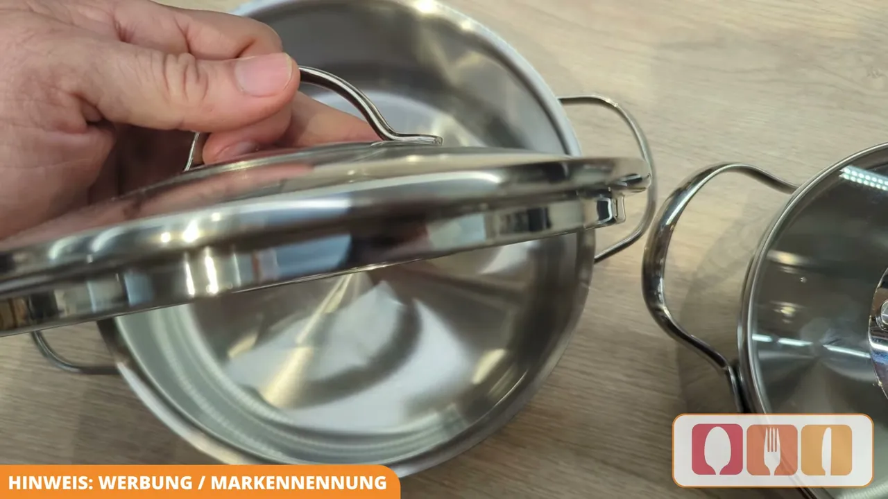 Dank des transparenten Glasdeckels bleibt der Garvorgang im Topf jederzeit im Blick, ohne dass Hitze entweicht.