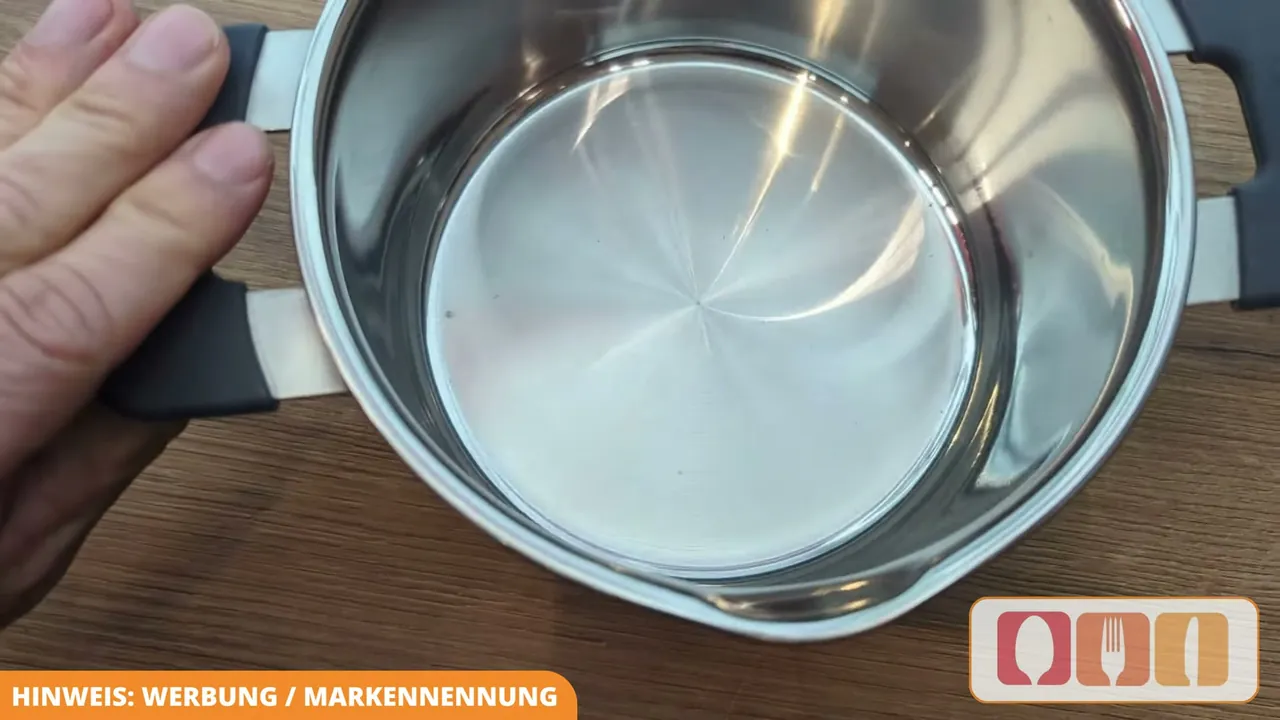 Die silikonummantelten Stay-Cool-Griffe bleiben während des Kochens angenehm kühl für ein sicheres Greifen.